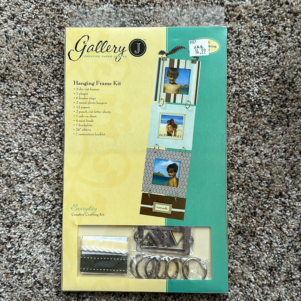 Gallery hanging frame kit